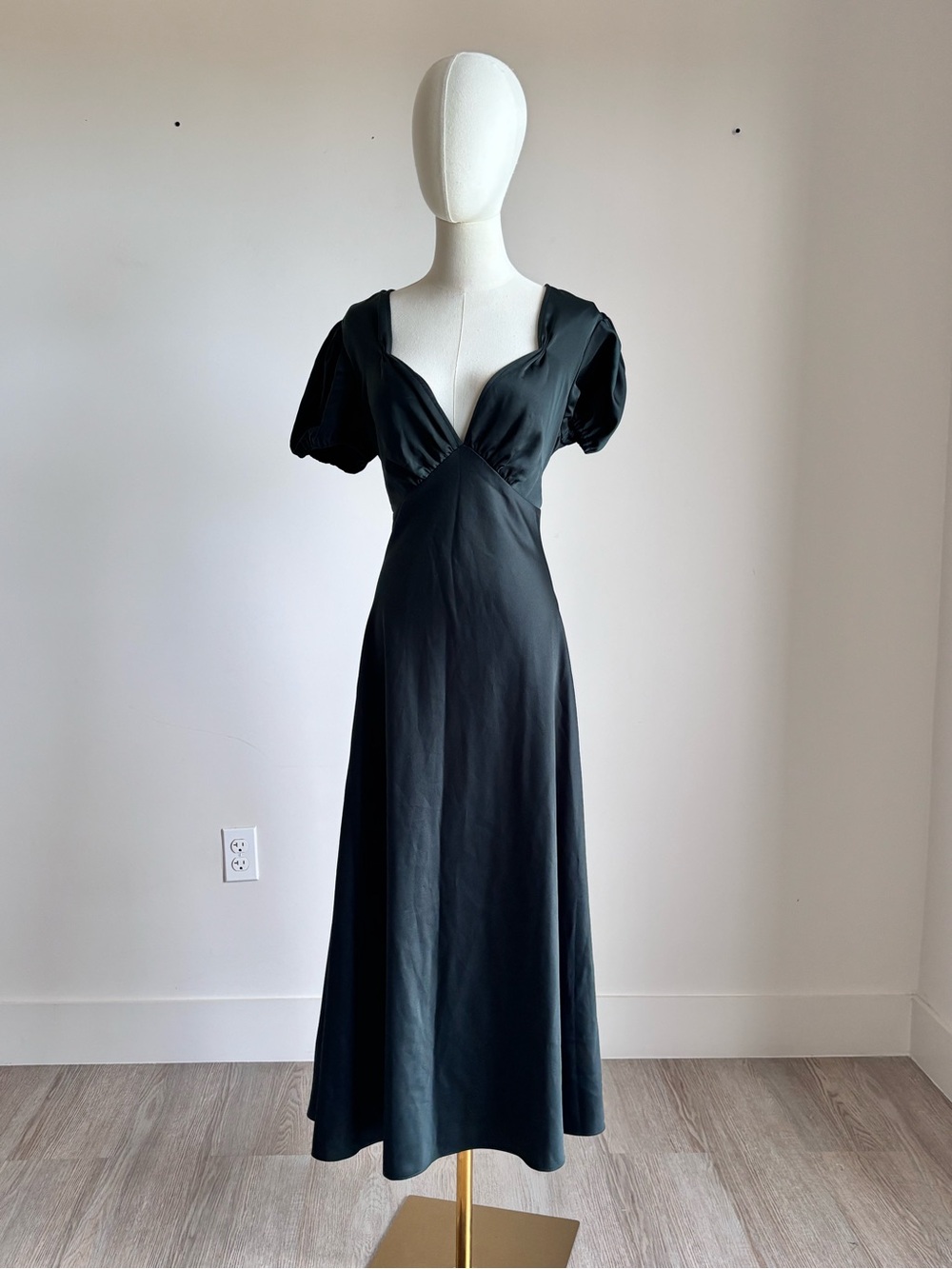 Sachin & Babi NWT Black Satin Puff Sleeve V-Neck Maxi Dress Size 10